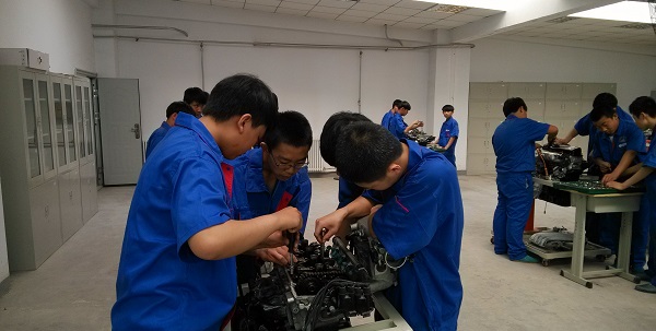 豐潤職教中心汽修專業(yè)新生魏藍(lán)的感恩獨(dú)白 豐潤職教中心汽修專業(yè)新生魏藍(lán)的感恩獨(dú)白